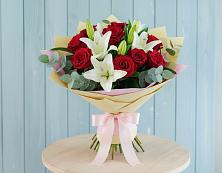Букет цветов из:  Лилии и Розы в Калниболотской
