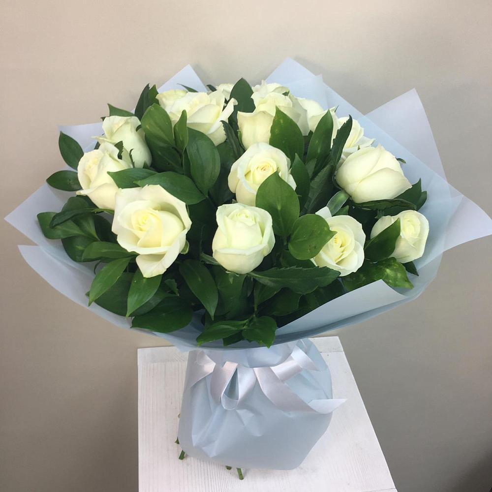 Букет 15 Белых роз Проуд в Калниболотской