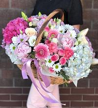 Композиция солнечный день в Калниболотской Цветочная композиция из Розы, Хризантемы, Пионы и Лизиантусы в корзине в Калниболотской