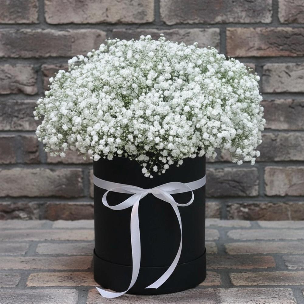 Цветочная композиция из Гипсофила в шляпной коробке в Калниболотской