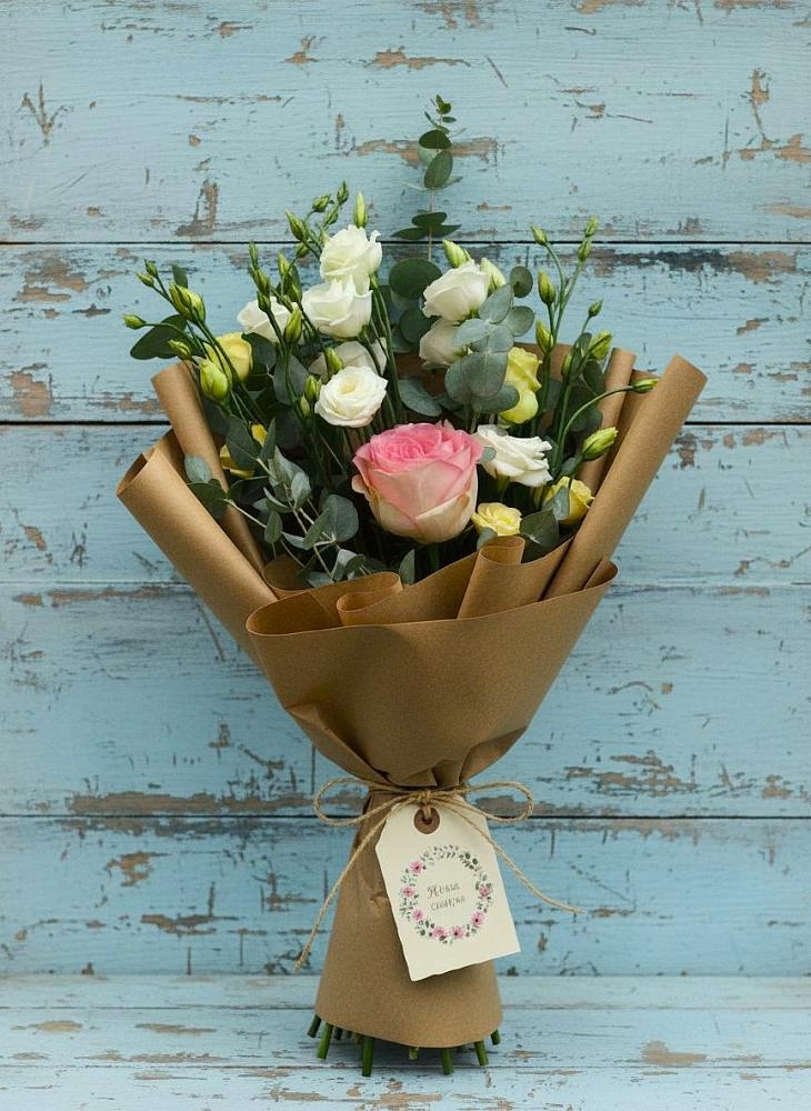 Букет цветов из: Розы и Лизиантусы в Калниболотской