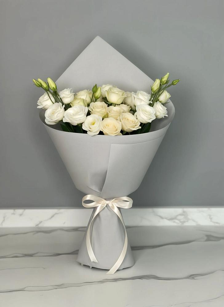 Букет цветов из: Розы и Лизиантусы в Калниболотской