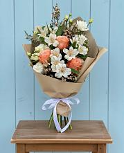 Букет цветов из:  Альстромерии, Лизиантусы, Розы и Хризантемы в Калниболотской