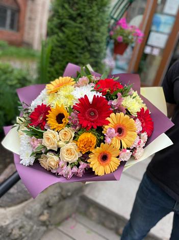Букет цветов из: Герберы, Ромашки, Хризантемы, Розы и Подсолнухи в Калниболотской