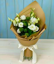 Букет цветов из:  Хризантемы и Лизиантусы в Калниболотской