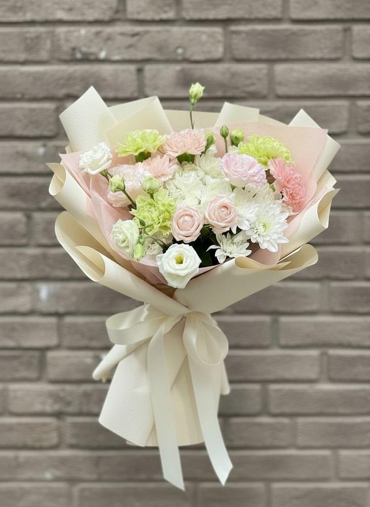 Букет цветов из: Гвоздики, Розы, Лизиантусы и Хризантемы в Калниболотской