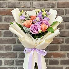 Букет цветов из:  Лизиантусы и Розы в Калниболотской