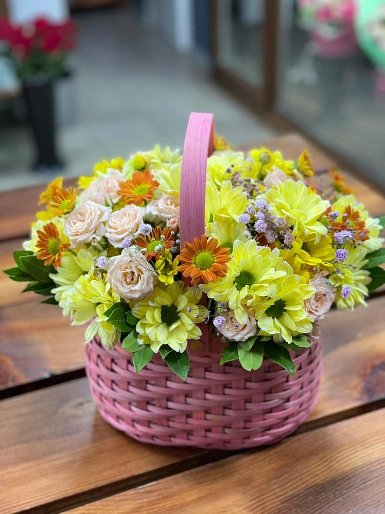 Цветочная композиция из Хризантемы и Розы в корзине в Калниболотской