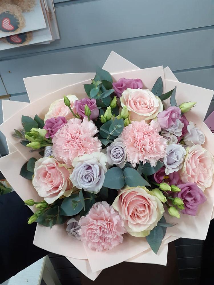 Букет цветов из: Розы, Гвоздики и Лизиантусы в Калниболотской