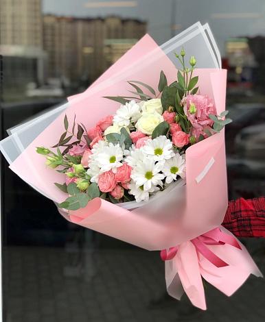 Букет цветов из: Розы, Лизиантусы и Хризантемы в Калниболотской